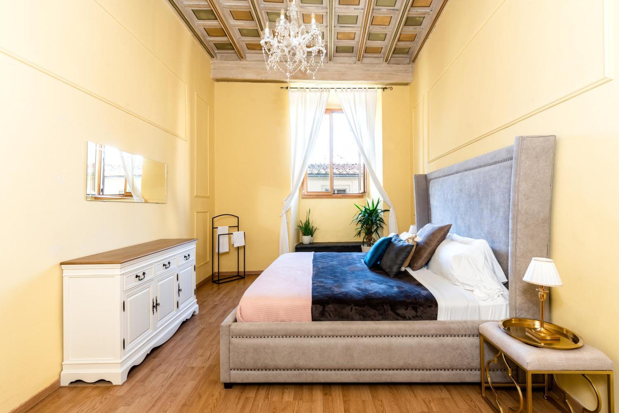 Historic Center Palace - Huge 4 Bedrooms Santa Croce Apartment - By LikehomeФлоренция Екстериор снимка